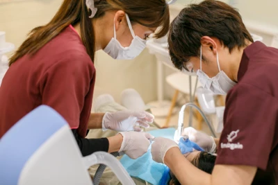 名張市の歯医者「名張かめい歯科・矯正歯科」の治療風景